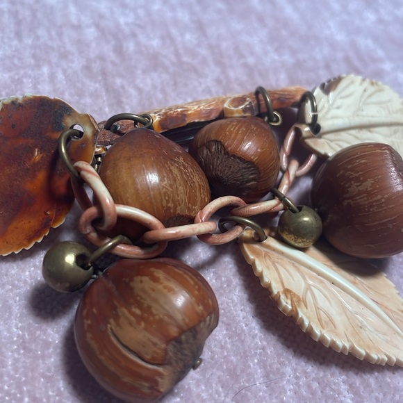 1940’s Celluloid Plastic Elegant Brown and Cream Leaf and Hazelnut Dangle Brooch - Picture 8 of 11